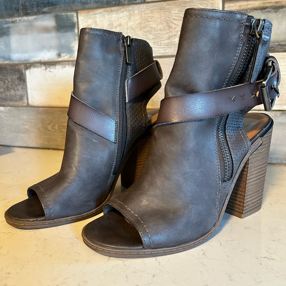 DV by Dolce Vita Teisha Buckle Stacked Block Heel Ankle Bootie Sandals - Picture 3 of 14